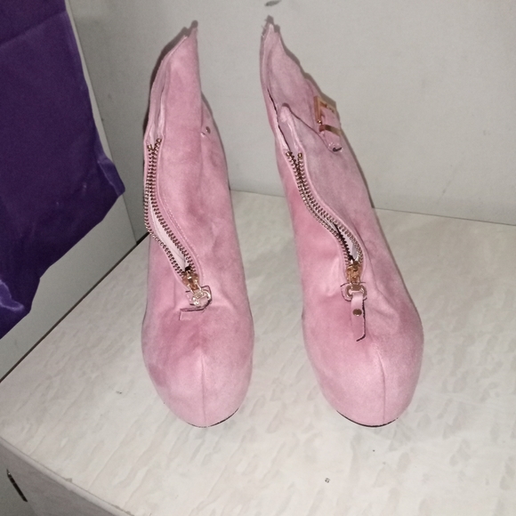 Shoes and purses - Picture 13 of 15